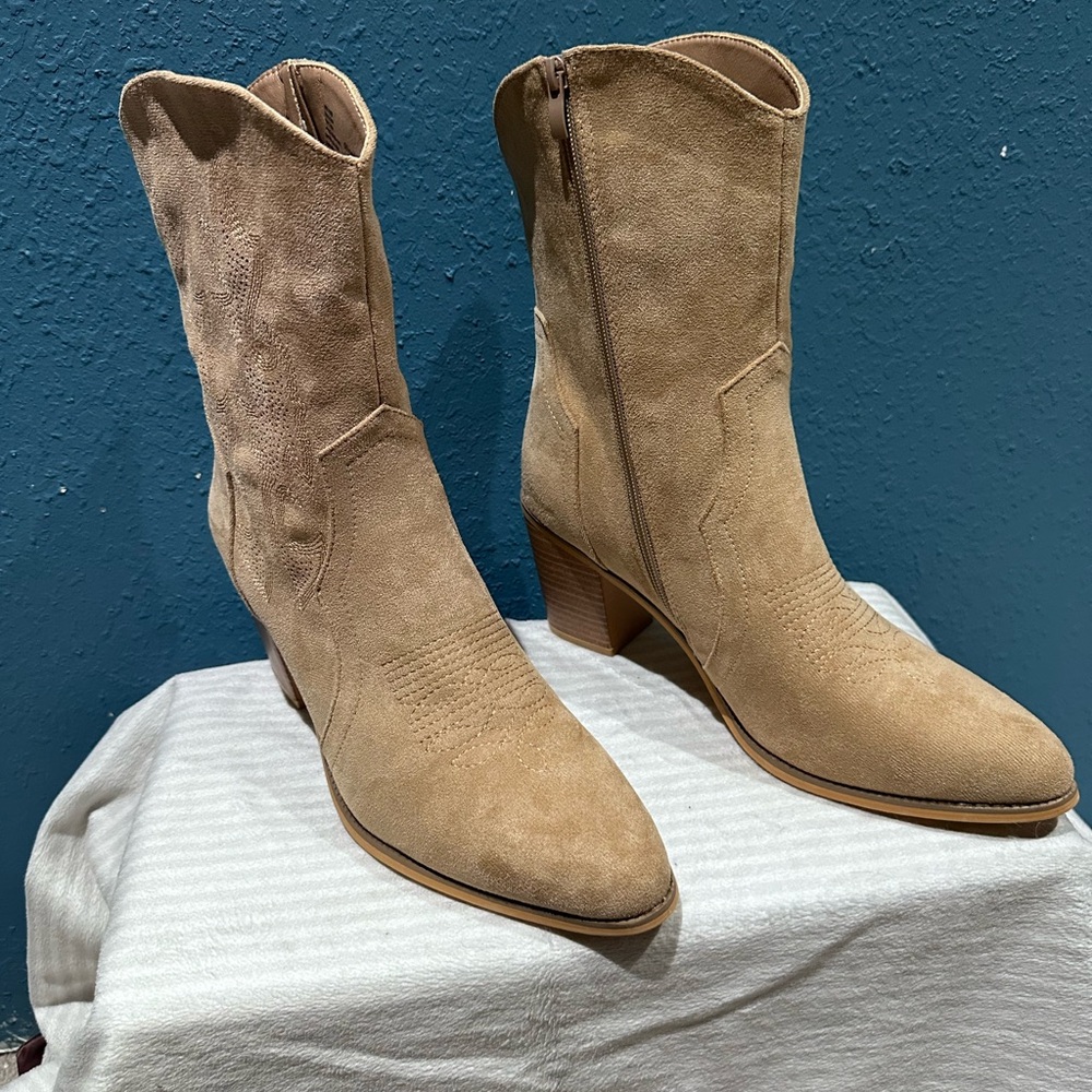 Elegant Tan Suede Heeled Boots